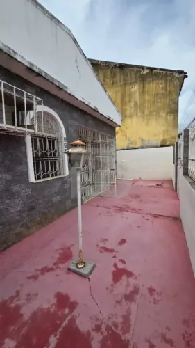 Casa de 232m² no Bairro Cirurgia - 2 Quartos, Área de Serviço e Mais.