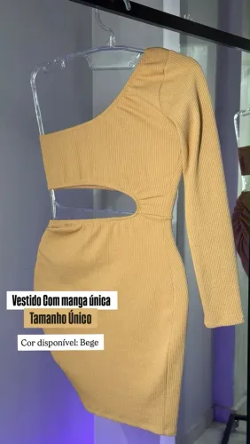 Vestido com manga única 