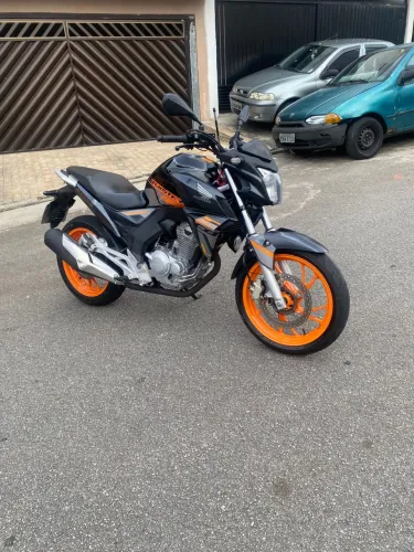 Honda CB 250 Twister Preta e Laranja