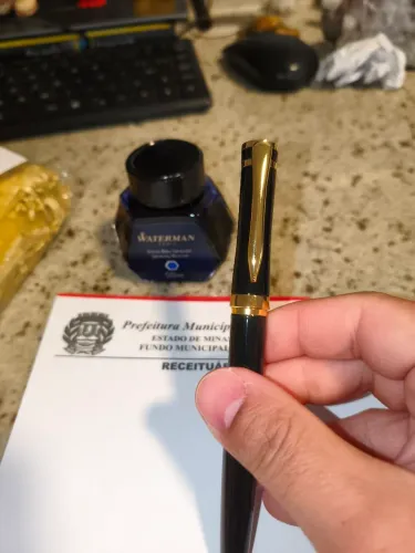 Caneta tinteiro preta média lindíssima, elegante, escreve sem falhas.