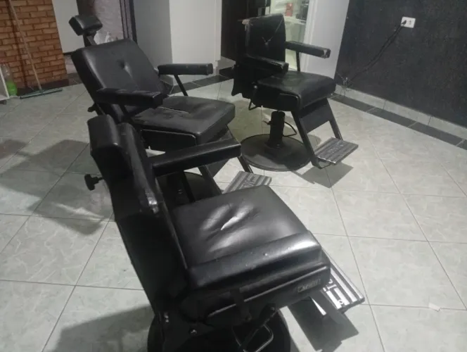 Vendo cadeiras de barbeiro marri todo movimento funciona bem