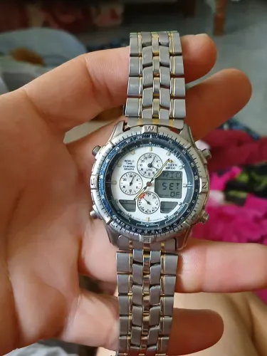 Este é um relógio Citizen Promaster Navisurf com bracelete de aço inoxidável