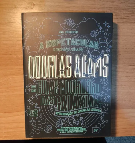 Livro A Espetacular e Incrível Vida de Douglas Adams (Jem Roberts) | Ed. Aleph