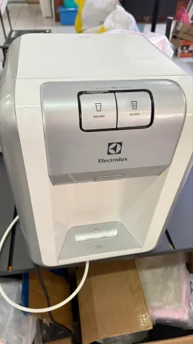 Purificador de água Electrolux (gelada e natural) usado