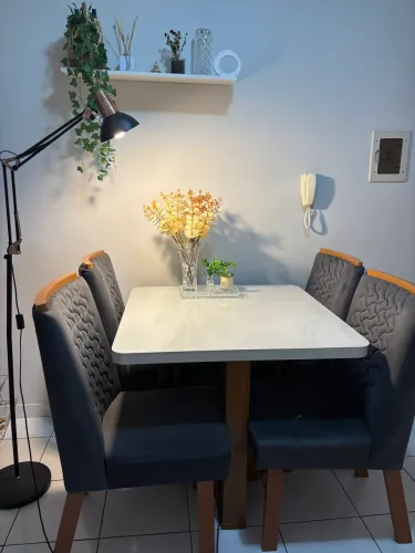 Linda Mesa de Jantar Moderna com Tampo Branco e 4 Cadeiras Estofadas