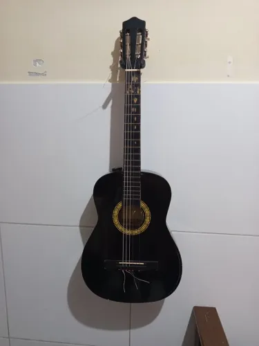 Violão para iniciantes, com marca de uso