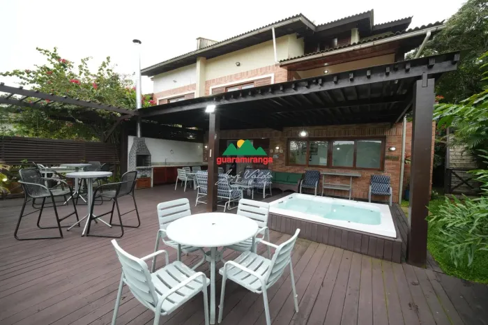 Casa triplex em condomínio de alto padrão em meio a natureza em Guaramiranga/CE.