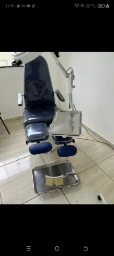 Cadeira de podologia com mocho, semi elétrica com bandeja de apoio e detritos