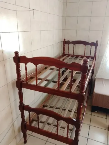 Vendo um beliche de madeira maciça 