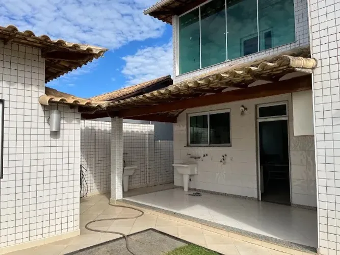 CASA em RIO DAS OSTRAS (COSTA AZUL), 4 quartos (sendo 2 suítes), churrasqueira, piscina.