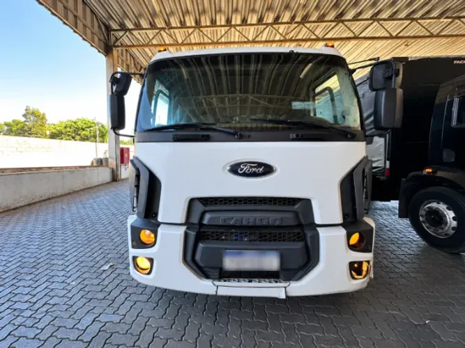Caminhão Ford Cargo 2423 Truck Branco