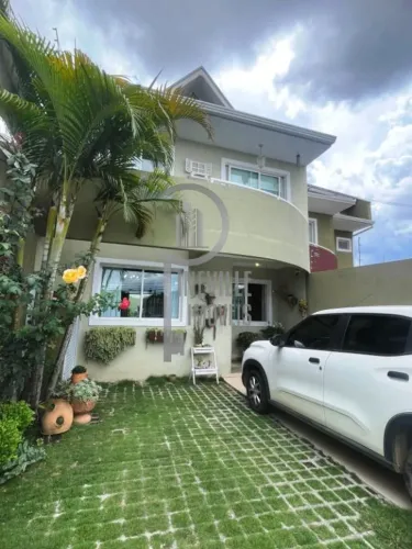 Sobrado à venda em Curitiba: 3 dormitórios, suíte, garagem no bairro Uberaba