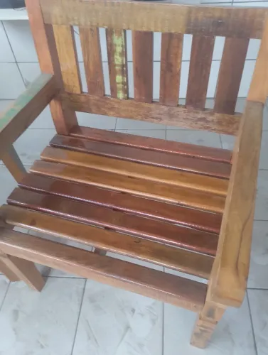 Mesa e cadeira de madeira maciça com banco. Em perfeito estado. 