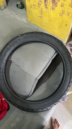 Vem no pneu dianteiro para moto aro 18 pneu novo nunca utilizado