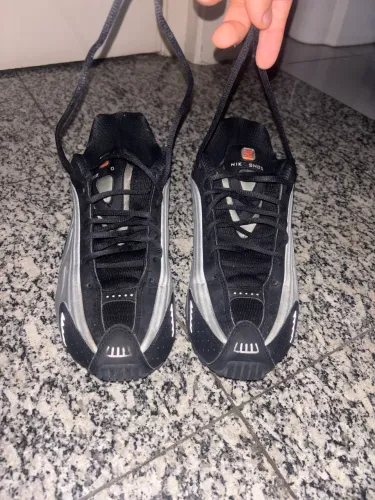 TÊNIS NIKE SHOX R4 PRETO/CINZA