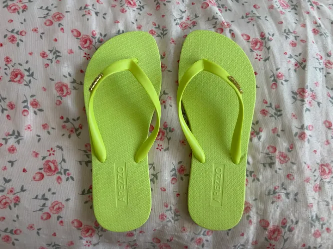 chinelo arezzo verde neon 33/34
