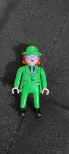 Charada coleção playmobil kinder ovo DC