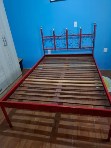 Cama de Casal Vermelha de Ferro