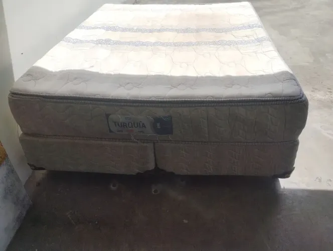 Vendo essa linda cama de casal grande já com o colchão observação nas bordas só tem 2
