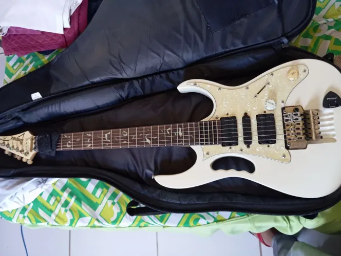 Guitarra Ibanez modelo Steve Vai