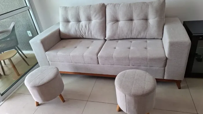 Vendo Sofá fixo com 2 puffs
