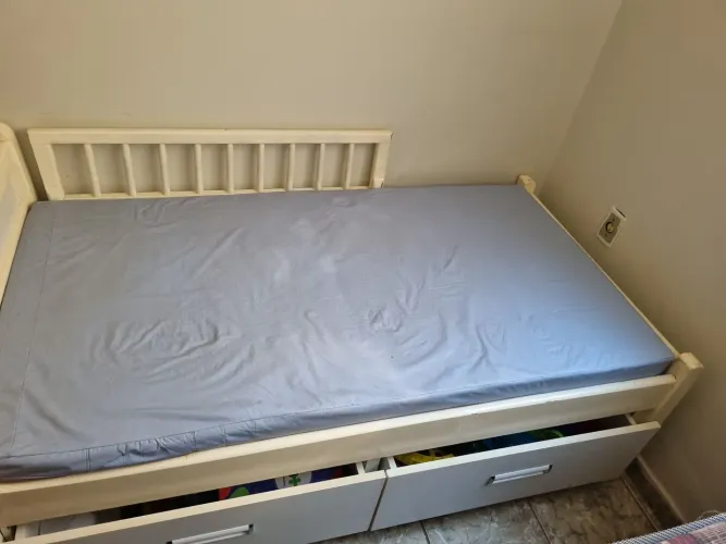 Vende uma cama.de criança serve até uns 9 anos .