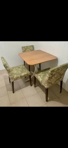 Mesa quadrada com 3 cadeiras 