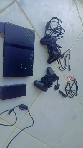Play 2,super conservado, leito de disco funciona,2 controle 1 original todos os cabos .
