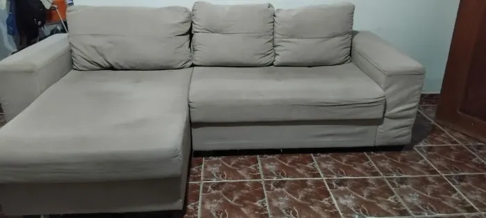 Sofá com chaise 3 lugares com almofadas de encosto .