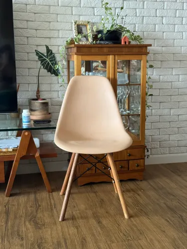 cadeira eames rosa