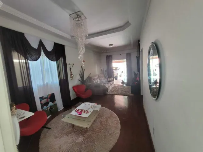 Casa Residencial à venda em Uberlândia - Bairro Jardim Canaã | 3 quartos (1 suíte)
