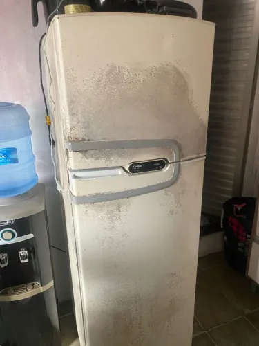 Vende-se uma geladeira 