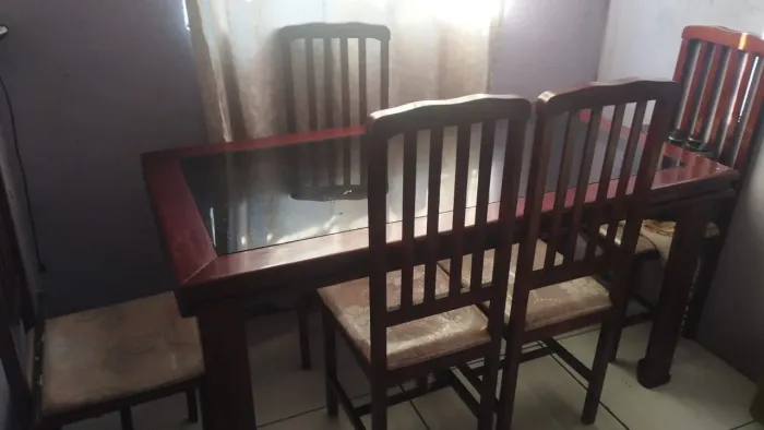 Vendo mesa de vidro c/ 5 cadeiras 