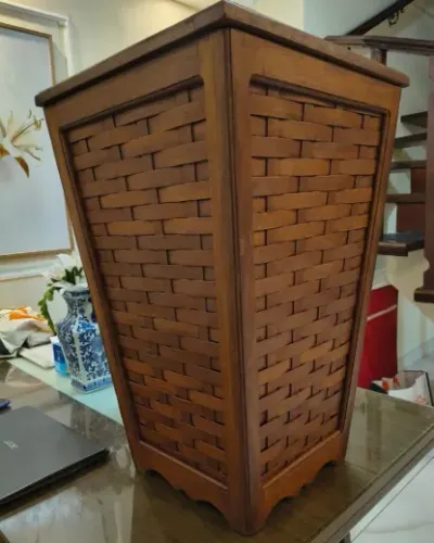 Cesto baú de roupas em madeira