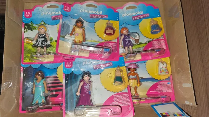 Lote Playmobil com 10 bonecos 
