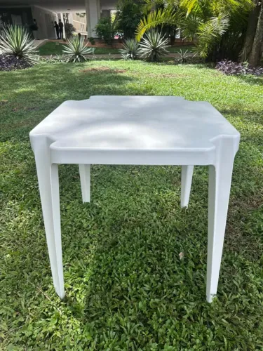 MESA DE PLÁSTICO MODELO PIRINÓPOLIS EMPILHÁVEL 70X70