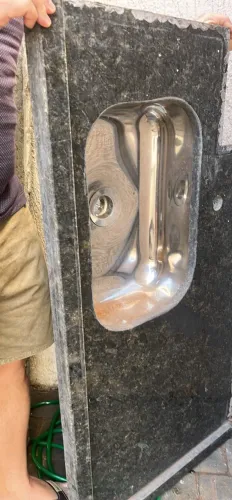 São duas pia de cozinha e duas de banheiro novas as do banheiro tem as torneiras