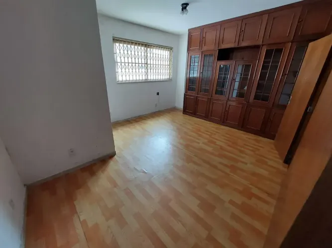 Sala Comercial com 35 mts com divisória tipo sala de espera no centro comercial