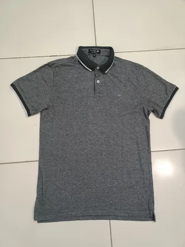 Camisa Polo Marca Lacoste cinza poá. Tam GG.
