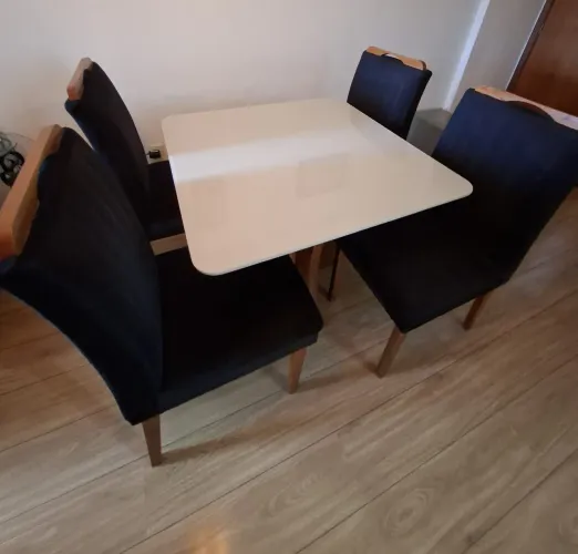 Mesa off White 4 cadeiras muito nova. Quem ver compra