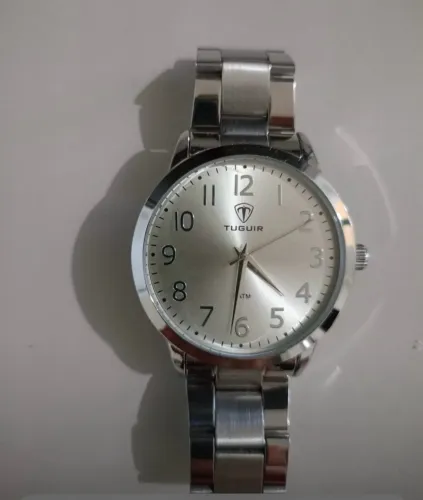 Relógio perfeito bonito. Pouco tempo de uso.