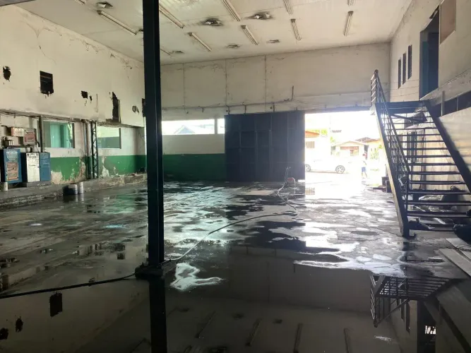 Galpão + prédio Comercial/ São Jorge/ 1.300m².