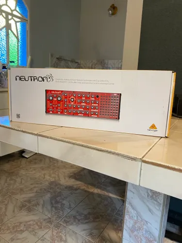 Behringer Neutron Semi Modular Analógico Completo + Caixa + Cabos Originais
