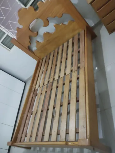 Cama de casal em madeira maciça 
