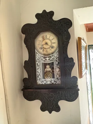 Relógio de parede antigo entalhado 