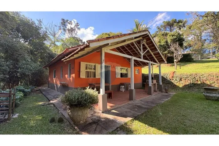 Chácara de 4920 m2 com 3 dormitórios, piscina e amplo quintal.