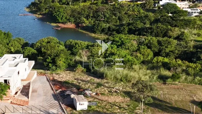 Condomínio Porto das Águas - terreno molhado à venda com 2.000 m² - frente para o lago - P