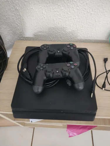PS4 slim semi novo dois controles originais com mais de 10 jogos
