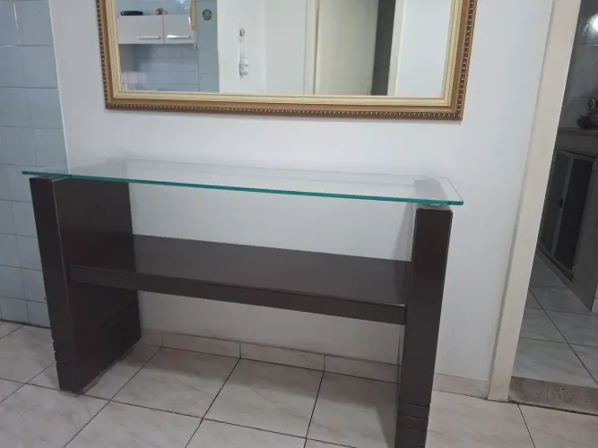 APARADOR COM TAMPO DE VIDRO - R$ 300
