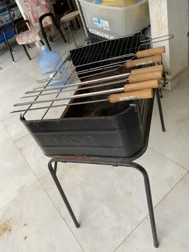 Churrasqueira portátil com espeto e grelha